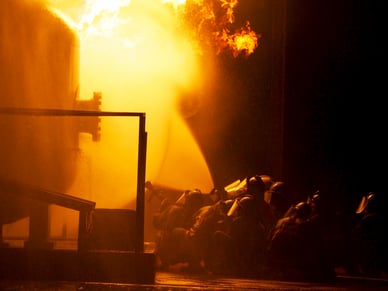 Pompiers luttant contre un incendie et détecteurs de gaz industriels