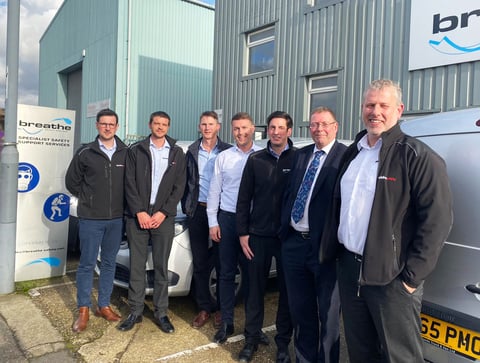 Photo de l'équipe Blackline Safety et Breathe Safety avec le service des eaux du Royaume-Uni