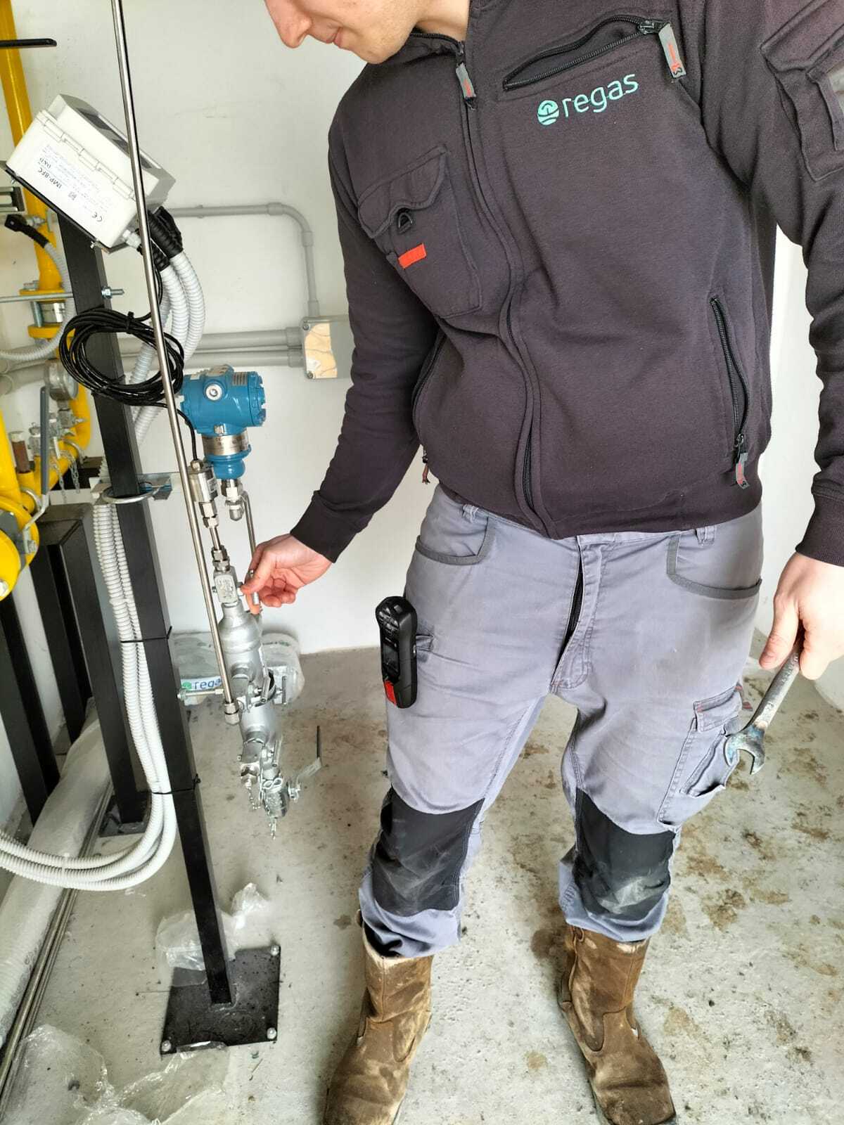 Un employé de REGAS équipé d'un détecteur multigaz Blackline Safety G7