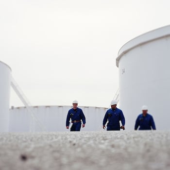 Travailleurs équipés d'appareils de détection de gaz G7