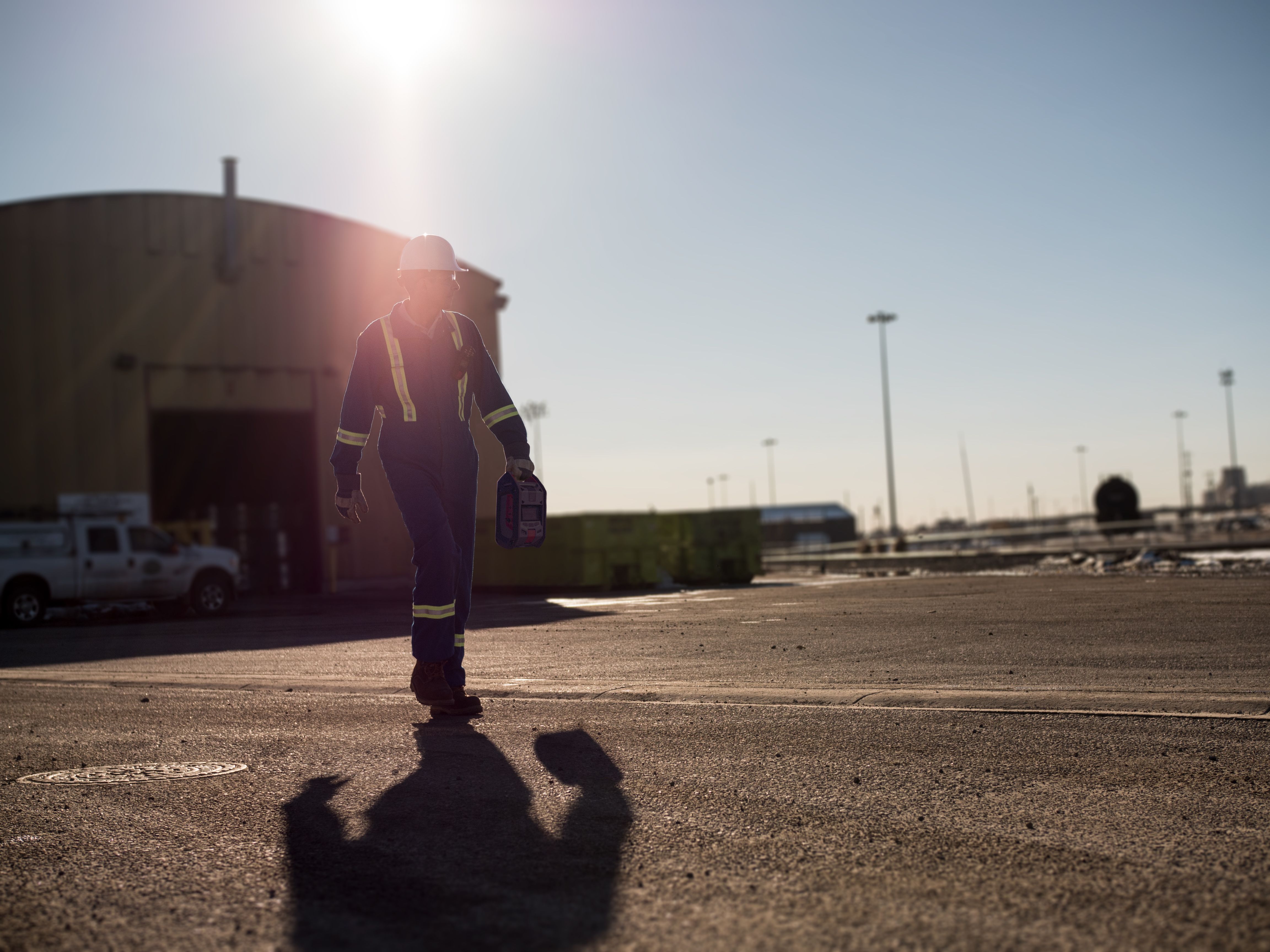 Travailleur isolé équipé d'un détecteur de gaz