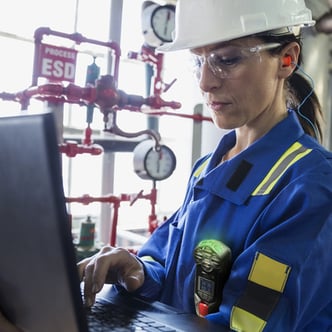 Femme employée dans la fabrication de détecteurs de gaz G7