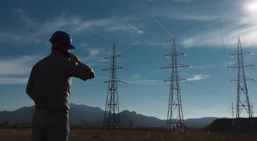 travailleur-masculin-à-la-centrale-électrique