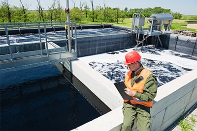 détection-de-gaz-pour-les-travailleurs-du-traitement-des-eaux-usées-SS-19722331-400pxW