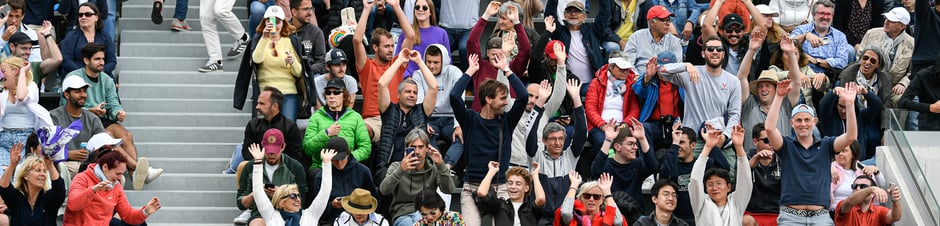 Protection contre les rayons gamma assurée par l'équipe dans une grande salle sous les acclamations de la foule