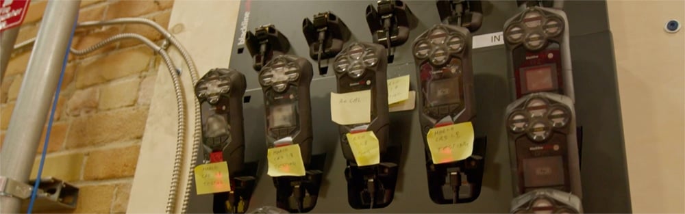 Appareil en cours de test qualité chez Blackline Safety