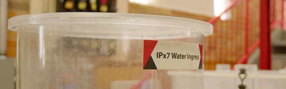 IPx7 Infiltration d'eau qui teste la capacité d'un appareil à résister à l'immersion dans l'eau.
