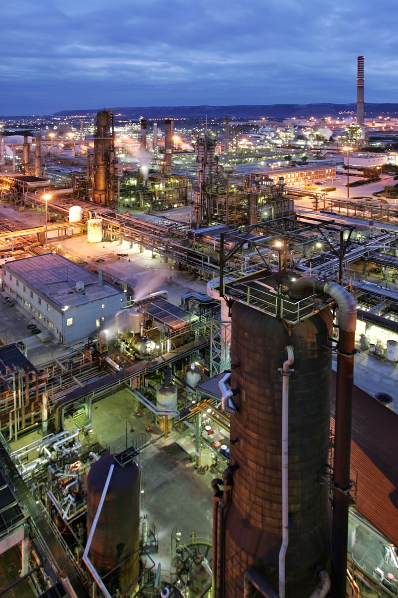 Raffinerie la nuit. Détection de gaz connectée