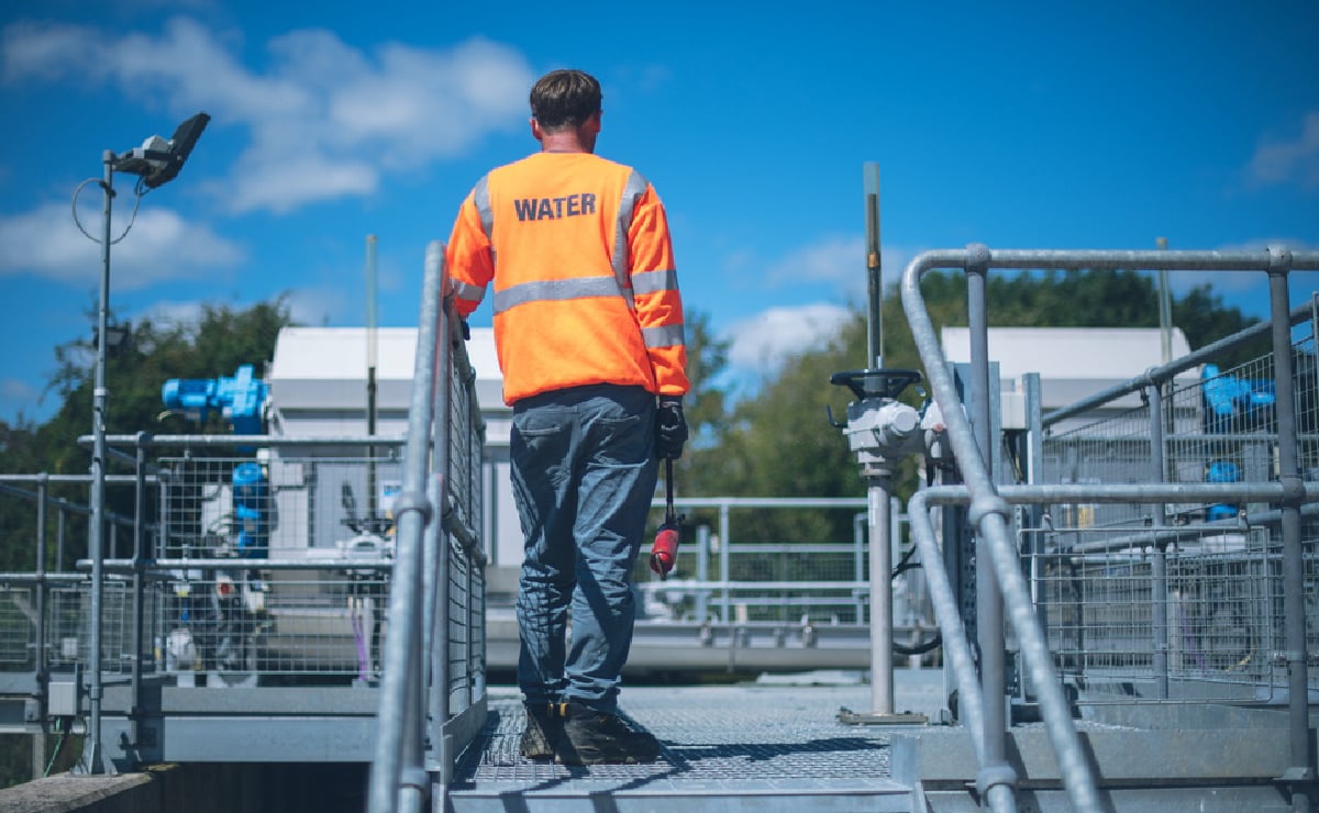Un travailleur isolé à l'extérieur de l'usine de Wessex Water, dans l'ouest de l'Angleterre, au Royaume-Uni.