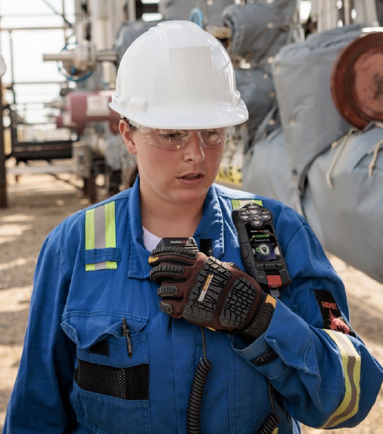 D'une simple pression sur un bouton, les employés peuvent instantanément communiquer avec leurs collègues sur le même canal ou changer facilement de canal pour se connecter à d'autres services.