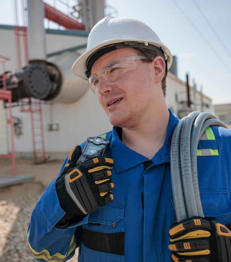 Le G8 Lone Worker facilite la communication grâce à des fonctions d'appel d'urgence, de communication instantanée et de messagerie texte.