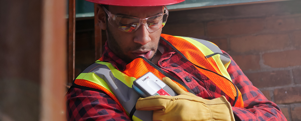 Appareil Blackline Safety Loner M6 pour travailleurs isolés utilisé par un employé ayant besoin d'aide