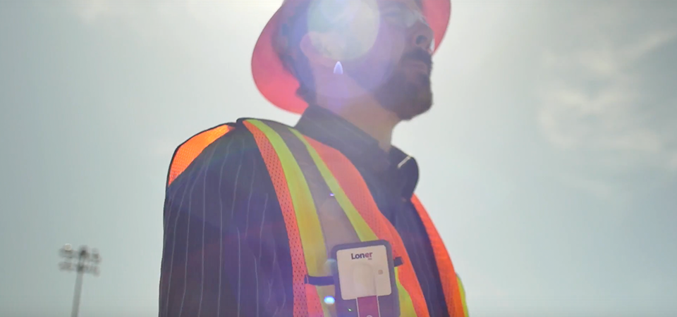 Dispositif Blackline Safety Loner M6 pour travailleur isolé porté par un employé travaillant sous un soleil brûlant