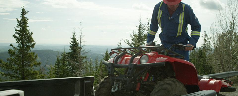 Loner 900 — Un travailleur isolé surveillé à l'aide d'un dispositif Blackline Safety pour travailleurs isolés.