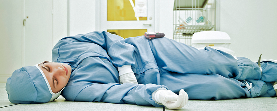 Images du blog -- employé de laboratoire à terre