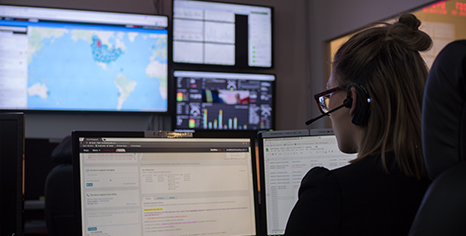 Agent SOC féminin regardant vers la gauche par-dessus son épaule 2-1