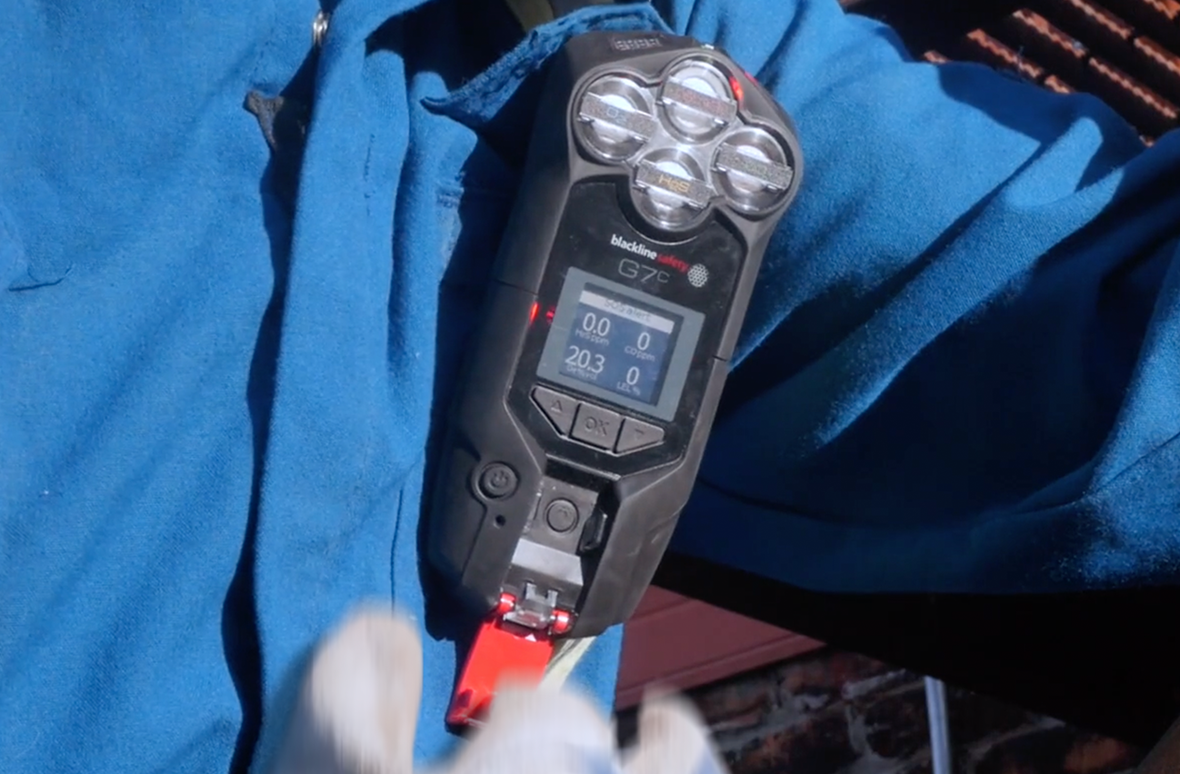 Dispositif de sécurité pour travailleur isolé protégeant le travailleur