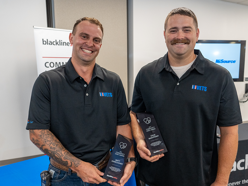 Steve et Matt tenant le trophée du prix « Impact »